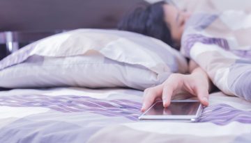 Uyurken telefonla aranızdaki mesafe uzak olsun!